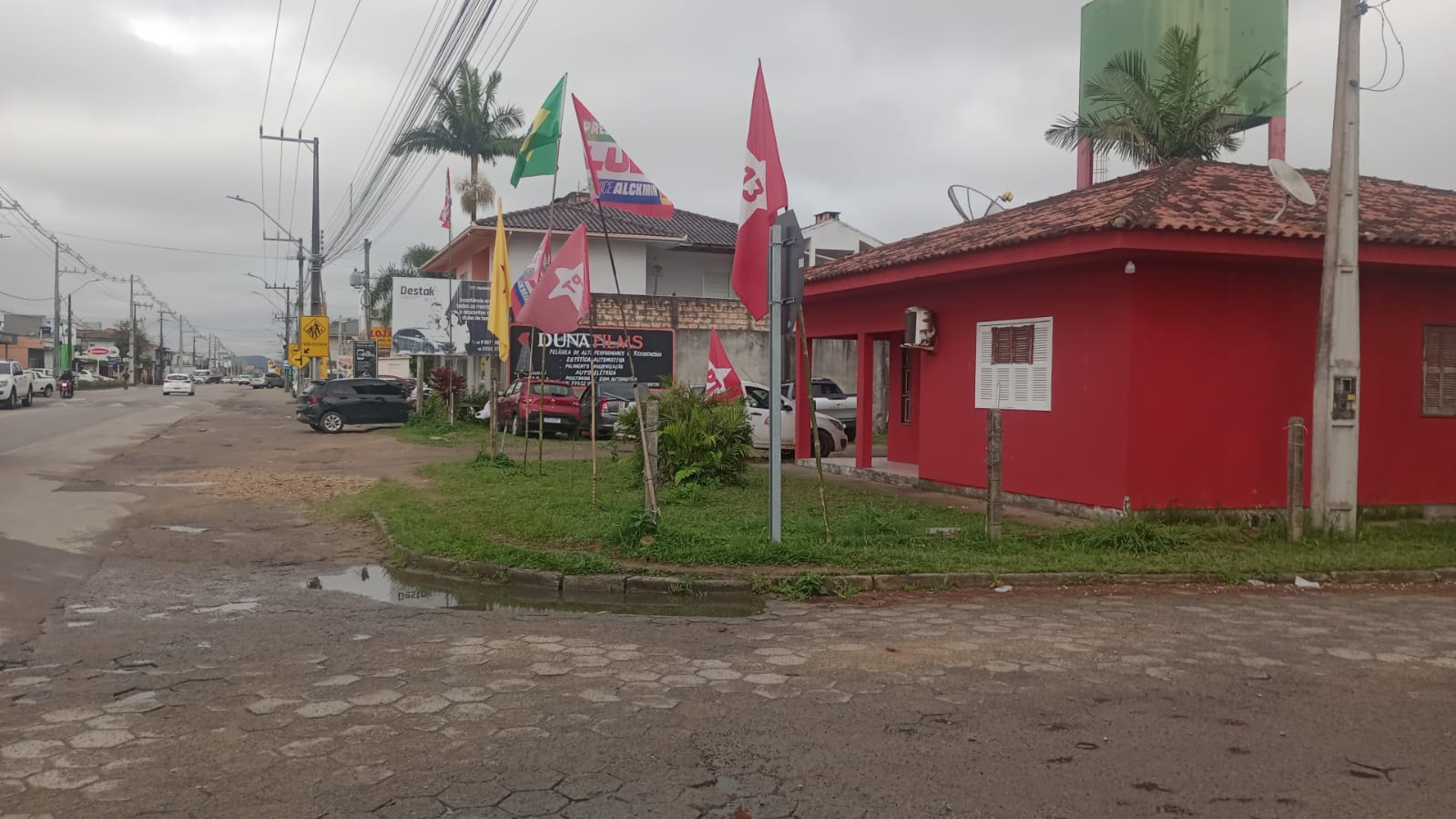 Casa vermelha na esquina do IFSC, em Campo D’una, com bandeiras de Lula e do PT